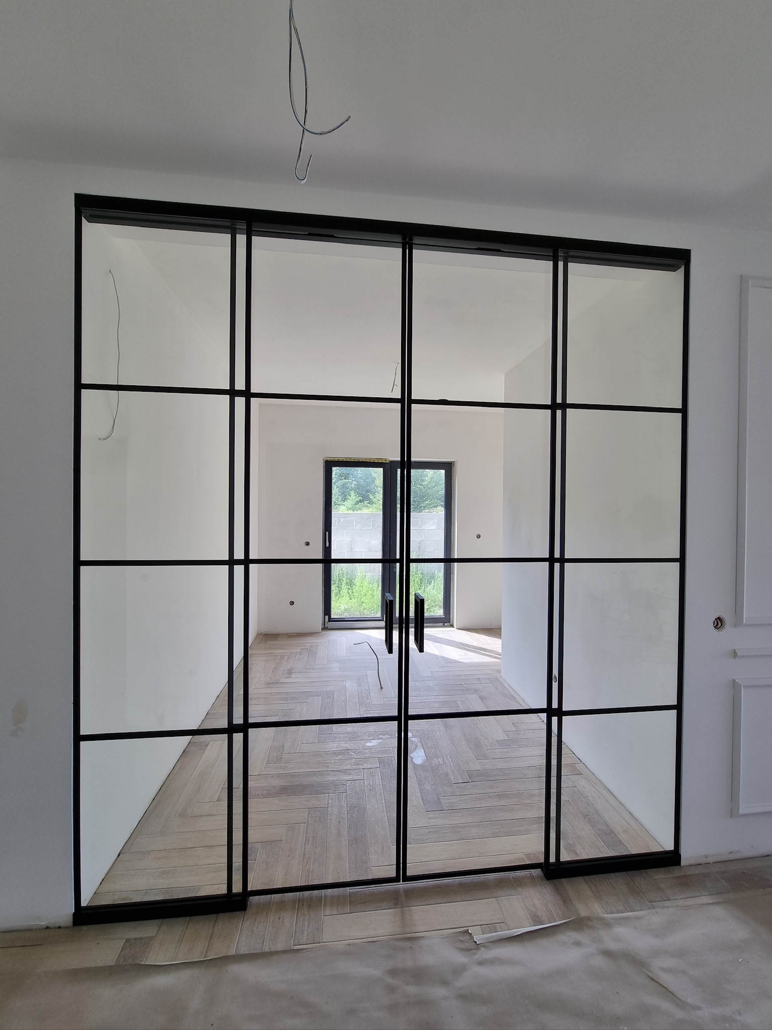 Drzwi ze szkła z przeszkleniem szprosowym